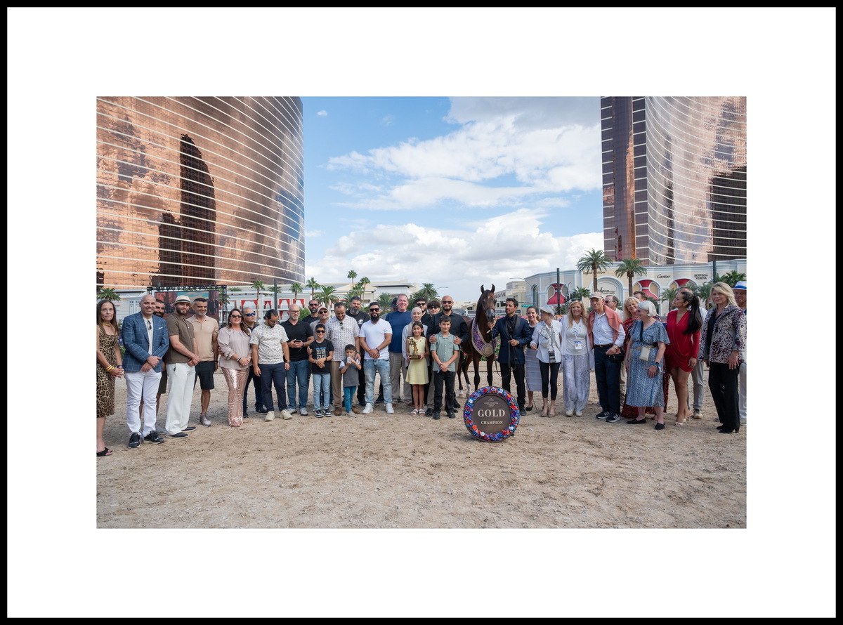 Годовалый жеребчик Эс Ви Би Калаис и его со-владельцы конезавод  «Роял Арэбианс» и конезавод «Аль Амира», США. Фото предоставлено © Global Champions Arabians Tour