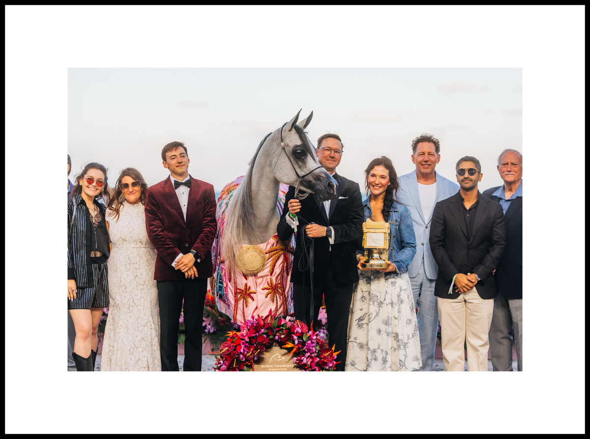 Арабская кобыла Эксксалтресс и её владелец конезавод «Оррион Фармc», США.  Фото предоставлено © Global Champions Arabians Tour